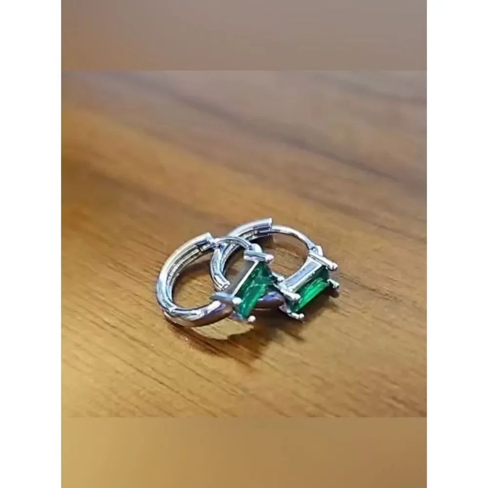 The Very Dainty emerald huggie earrings in 925 silver